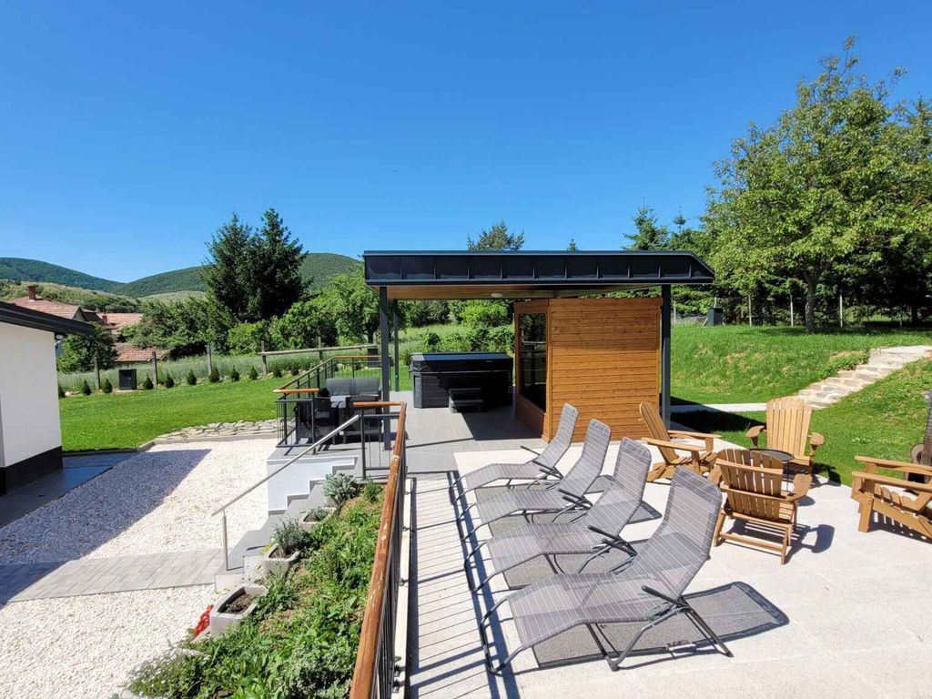 Ferienhaus mit Sauna, Whirlpool, Klimaanlage und großem Garten