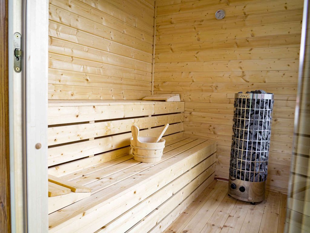 Ferienhaus mit Sauna, Whirlpool, Klimaanlage und großem Garten