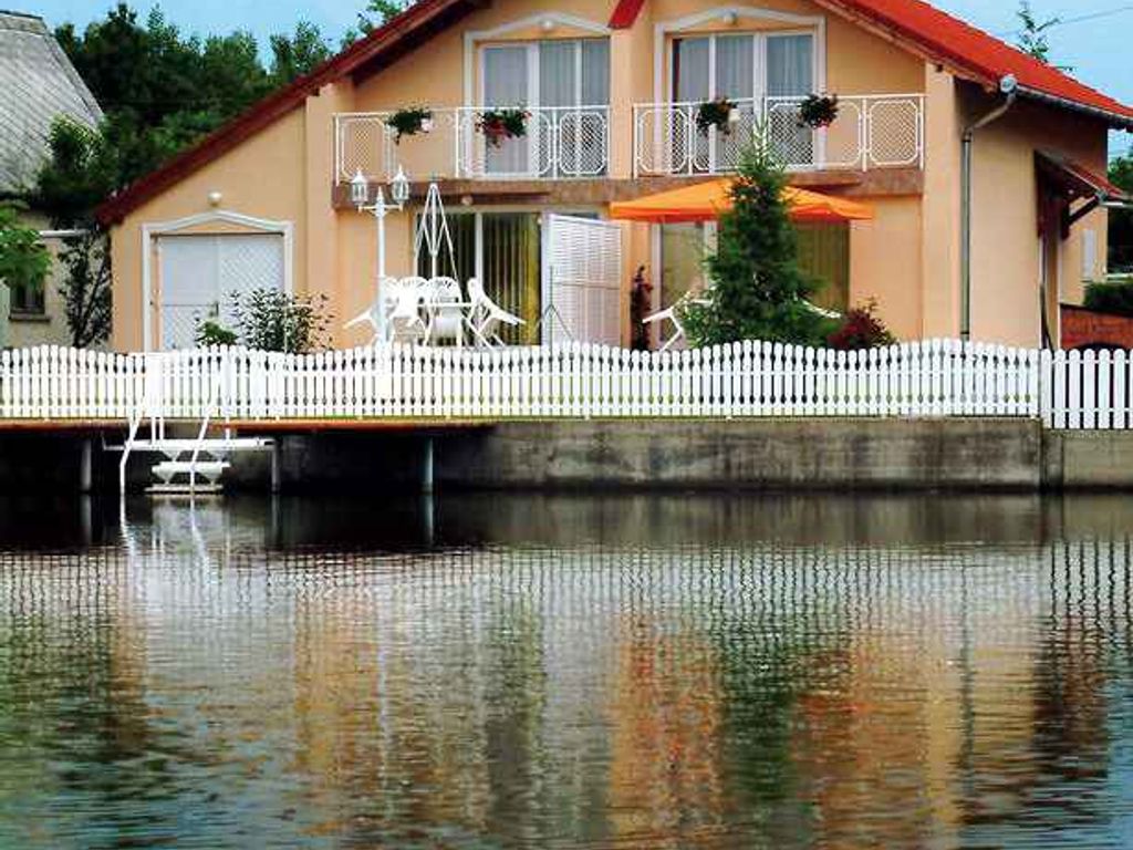 Ferienhaus direkt am Fluss mit Pool und Whirlpool