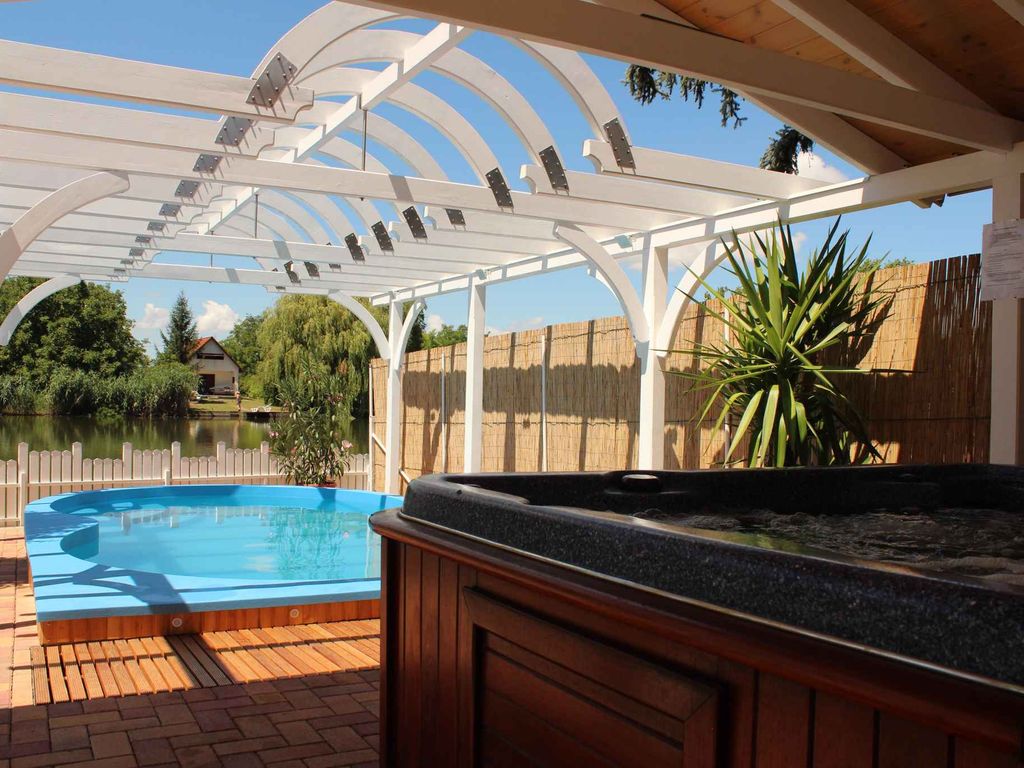Ferienhaus direkt am Fluss mit Pool und Whirlpool