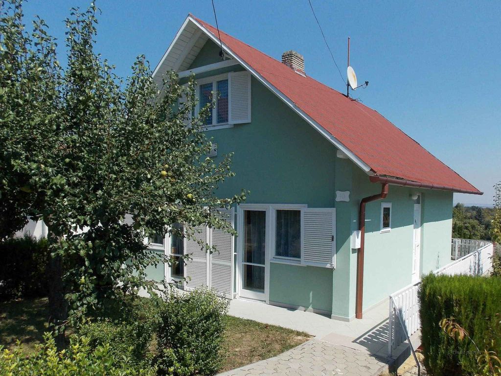 Ferienhaus mit großem Garten, Gartenpavillon und Grill