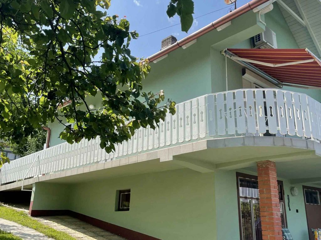 Ferienhaus mit großem Garten, Gartenpavillon und Grill
