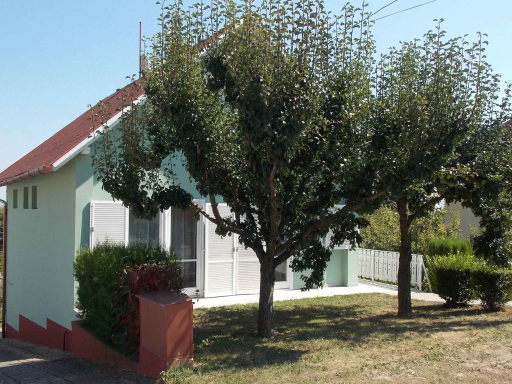 Ferienhaus mit großem Garten, Gartenpavillon und Grill