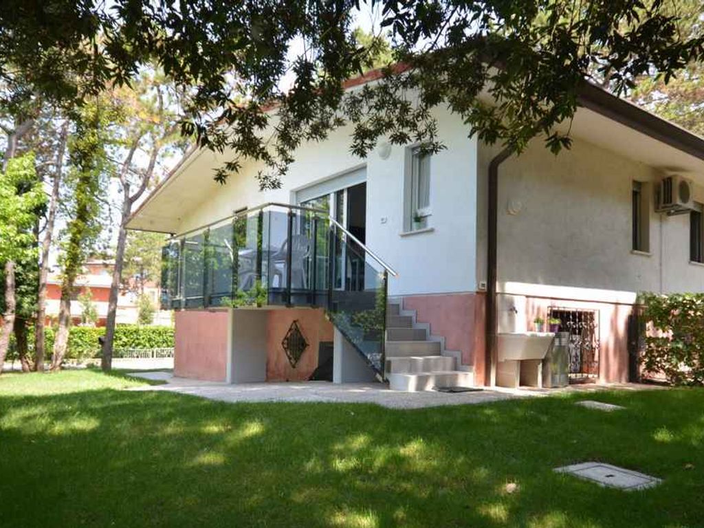 Villa mit Klimaanlage und Balkon