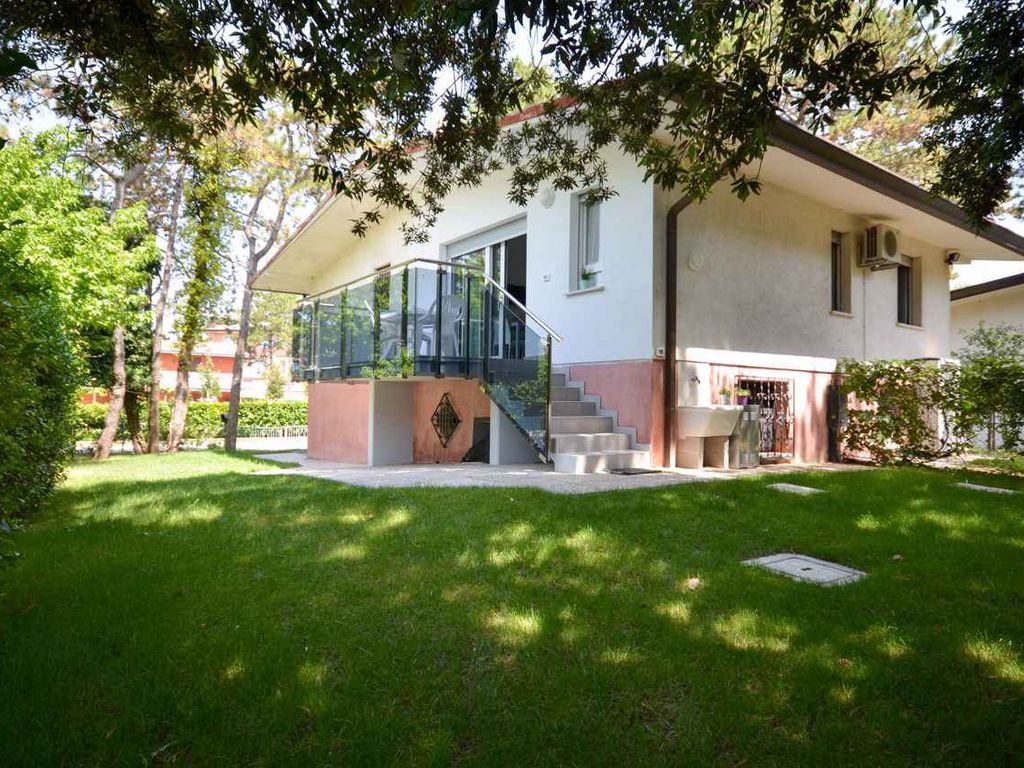 Villa mit Klimaanlage und Balkon