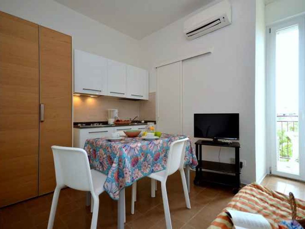 Studio mit Klimaanlage und Balkon