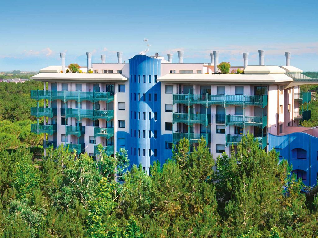 Ferienwohnung mit Pool und Liegestühlen