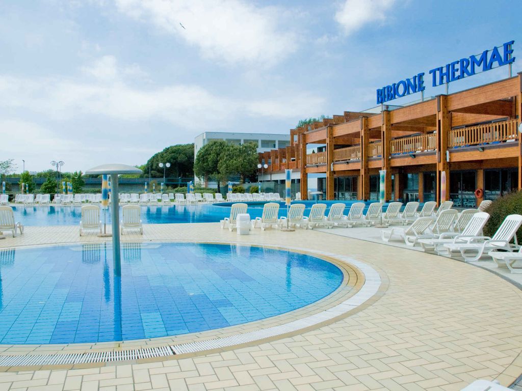 Ferienwohnung mit Pool und Liegestühlen
