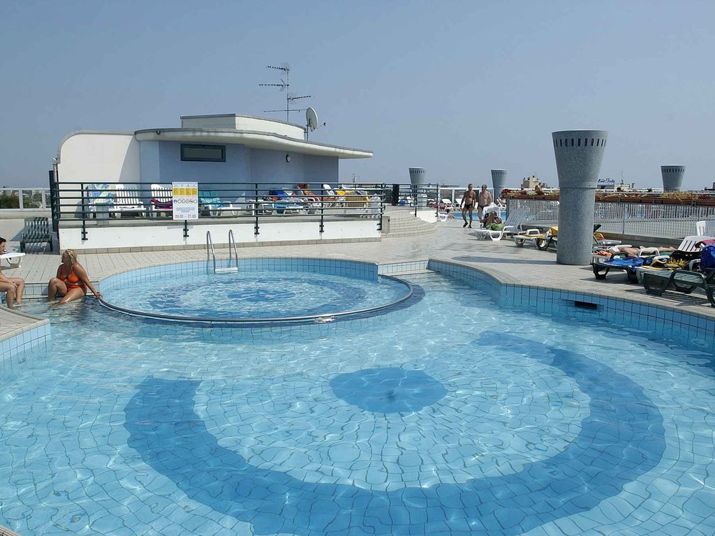Ferienwohnung mit Pool und Liegestühlen