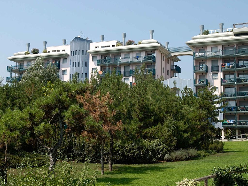 Ferienwohnung mit Pool und Liegestühlen