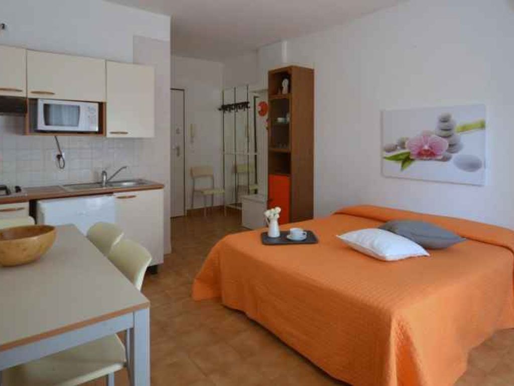 Studio mit Klimaanlage und Balkon