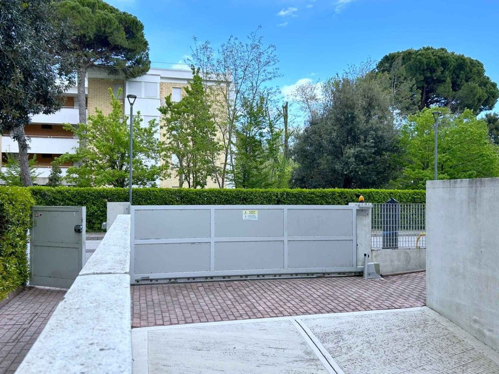 Ferienwohnung nahe am Meer mit Terrasse mit Blick auf den Pinienwald