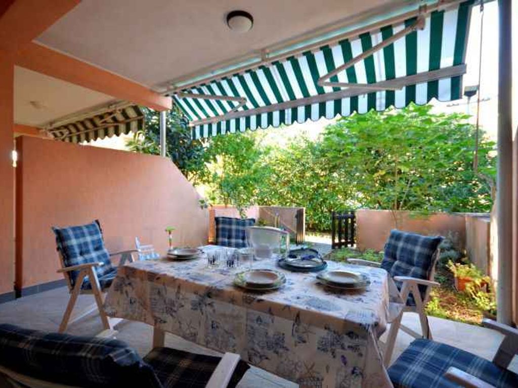 Ferienwohnung mit Klimaanlage, Terrasse und Garten