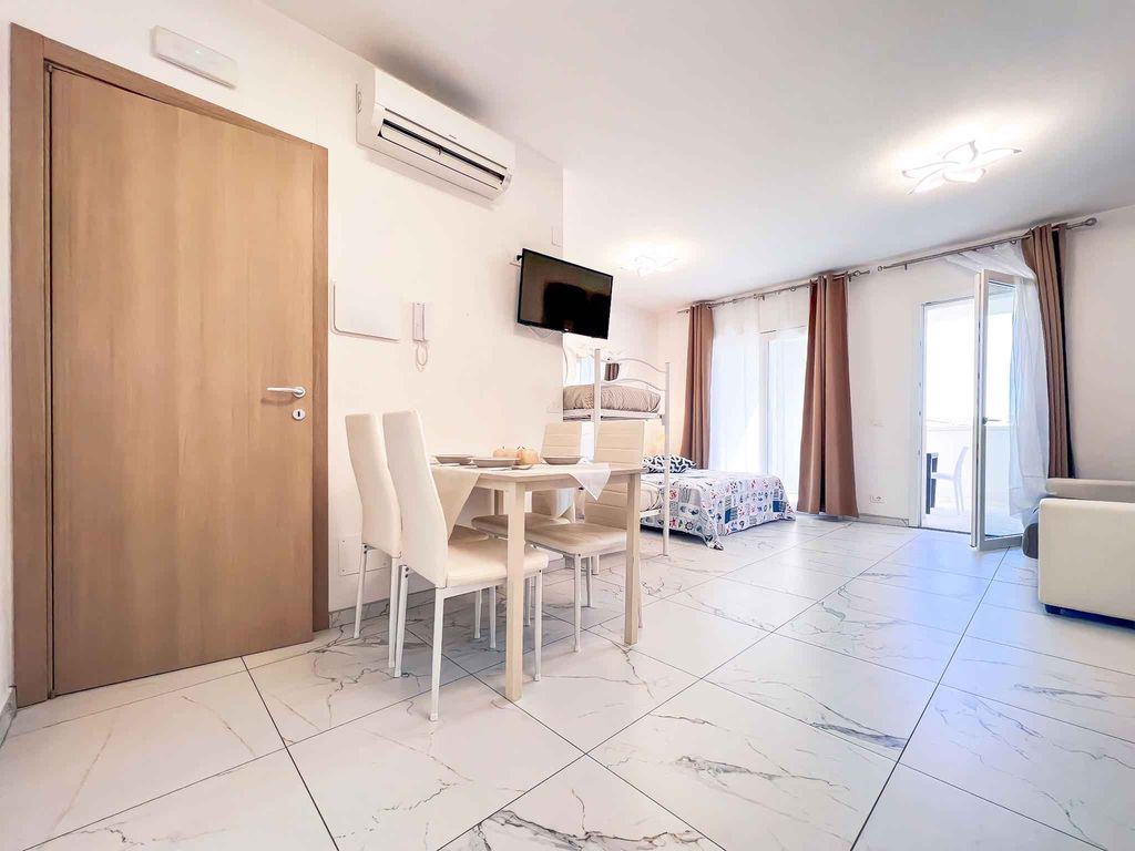 Studio mit Balkon und Klimaanlage