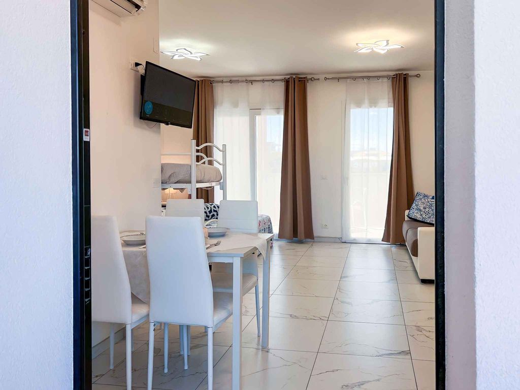 Studio mit Balkon und Klimaanlage
