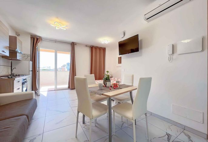 Studio mit Balkon und Klimaanlage