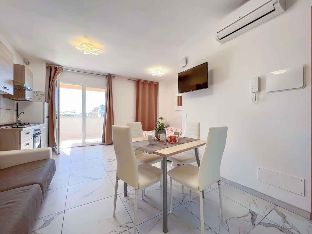 Studio mit Balkon und Klimaanlage