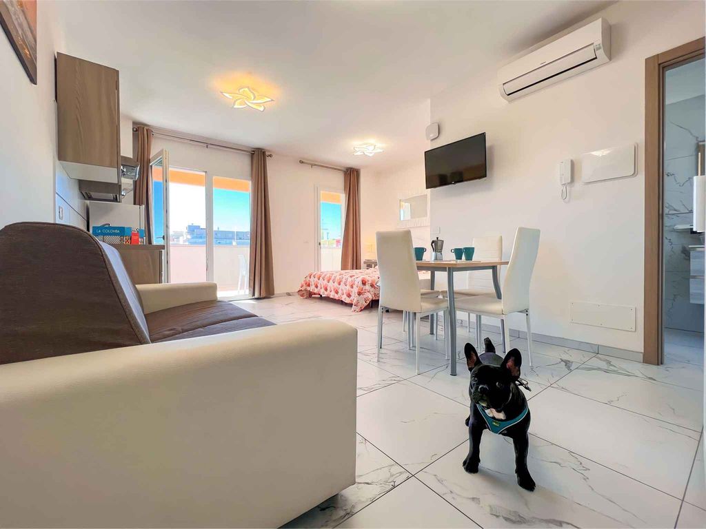 Studio mit Balkon und Klimaanlage