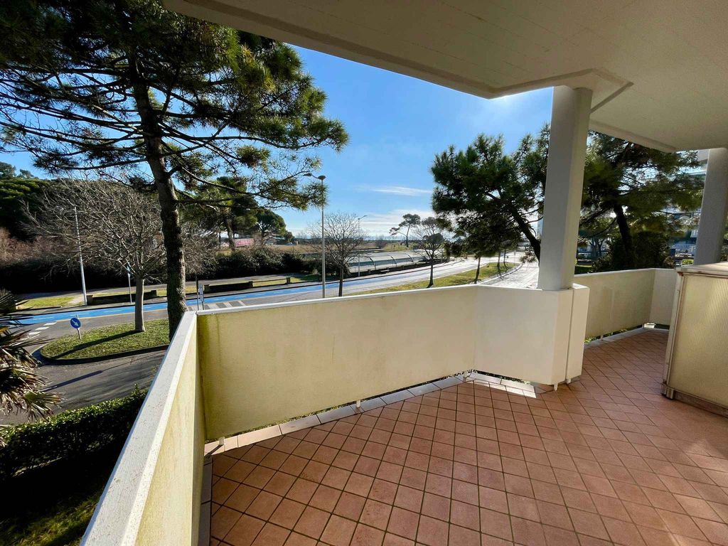 Ferienwohnung Geräumige Dreizimmerwohnung am Strand mit großer Terrasse