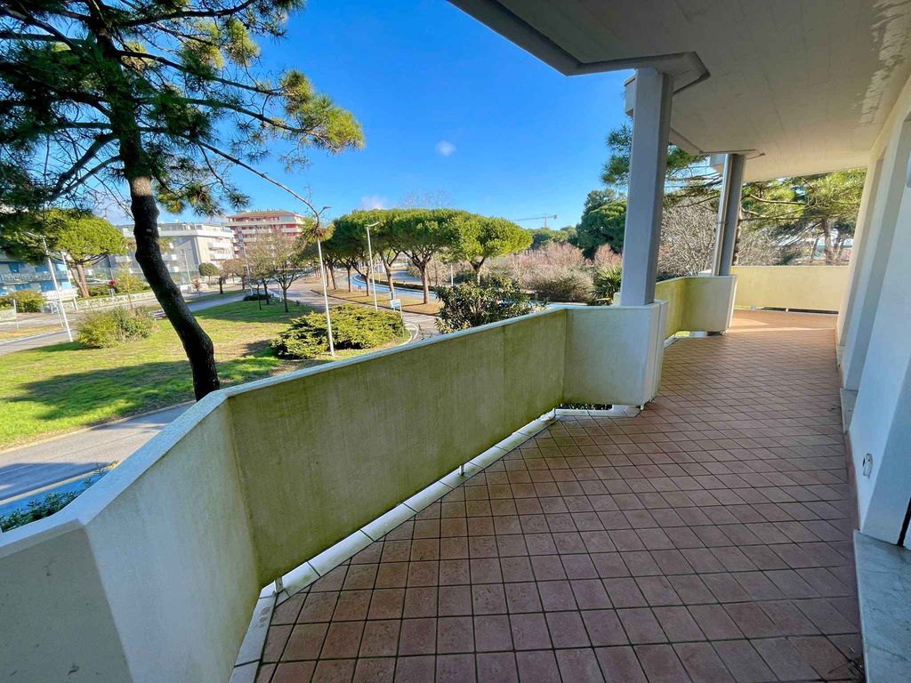 Ferienwohnung Geräumige Dreizimmerwohnung am Strand mit großer Terrasse