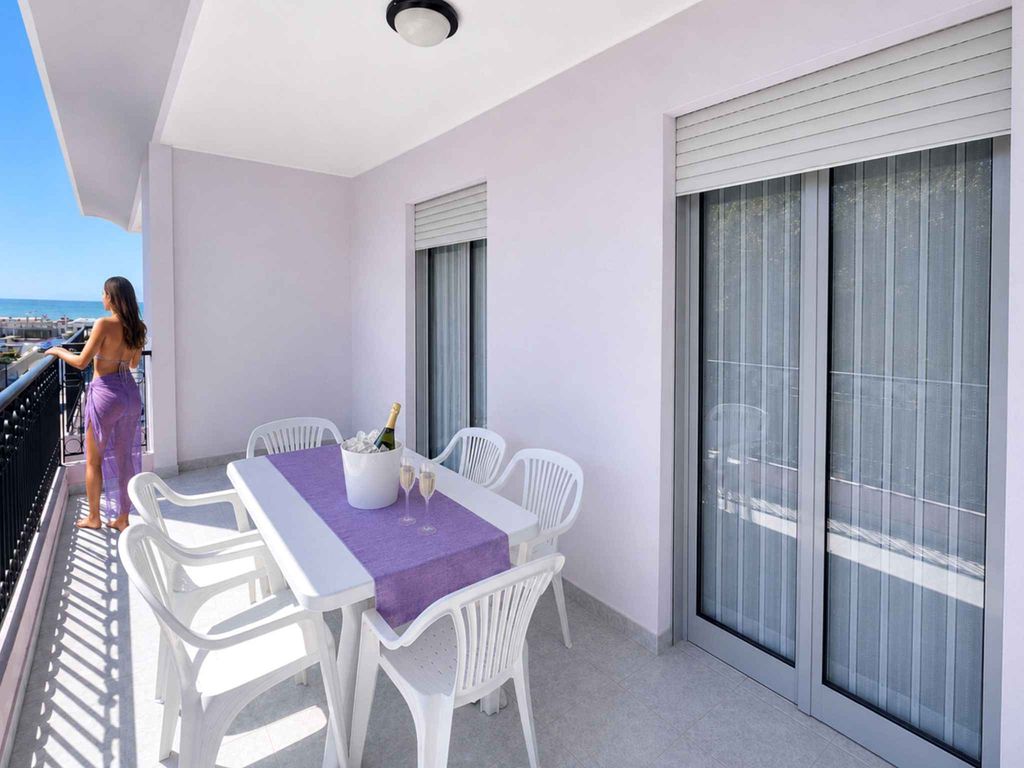 Ferienwohnung mit Klimaanlage, Balkon und Pool