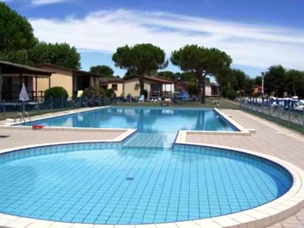 Bungalow mit Terrasse und Aussenpool