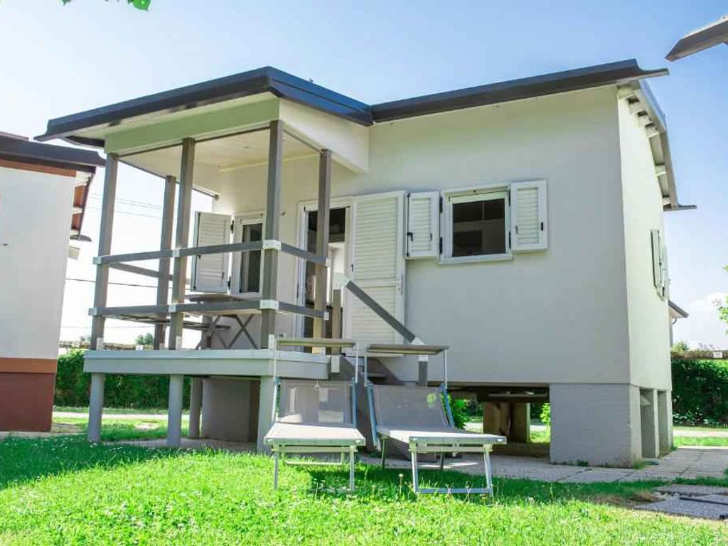 Bungalow mit Terrasse und Aussenpool