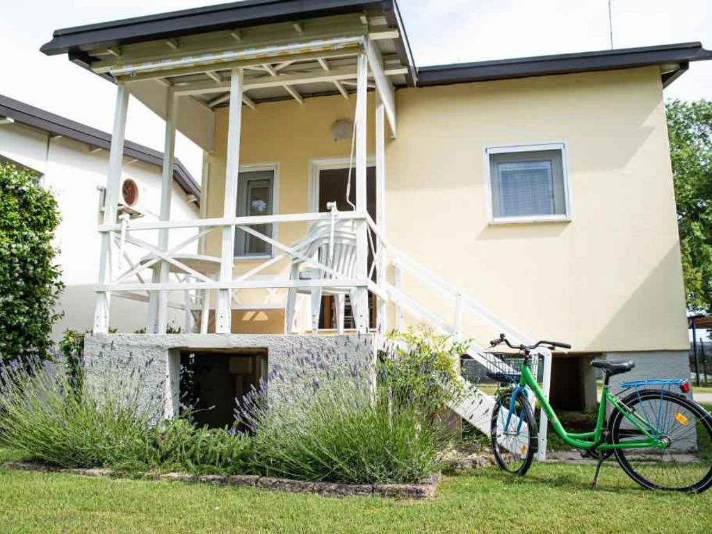 Bungalow mit Terrasse und Aussenpool