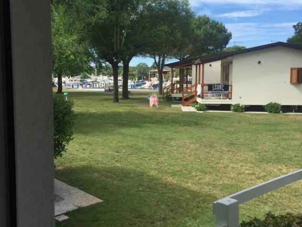 Bungalow mit Terrasse und Aussenpool
