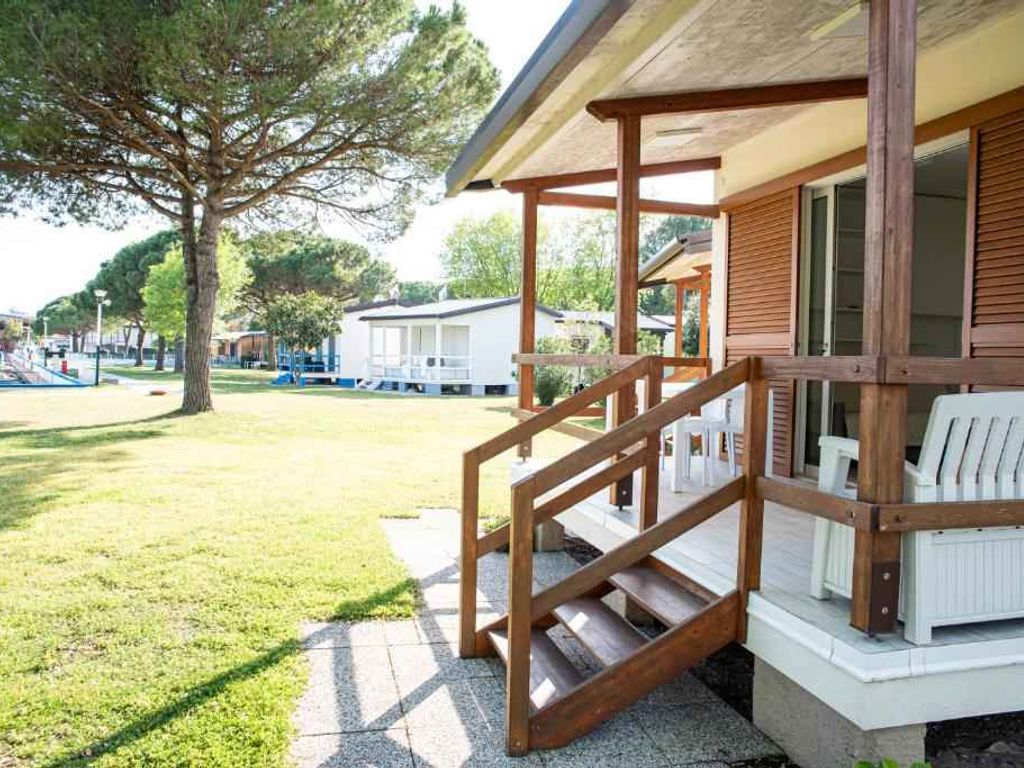 Bungalow mit Terrasse und Aussenpool