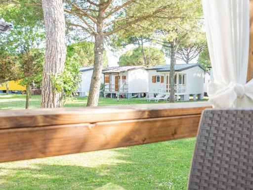 Bungalow mit Terrasse und Aussenpool