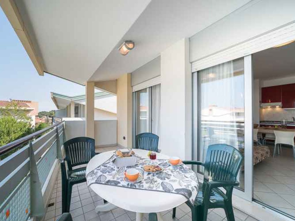 Hotelapartment mit Klimaanlage und Balkon