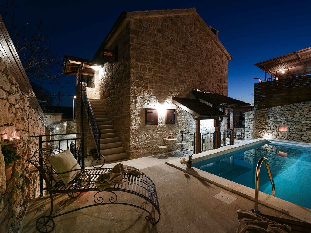 Ferienhaus mit Pool und Klimaanlage