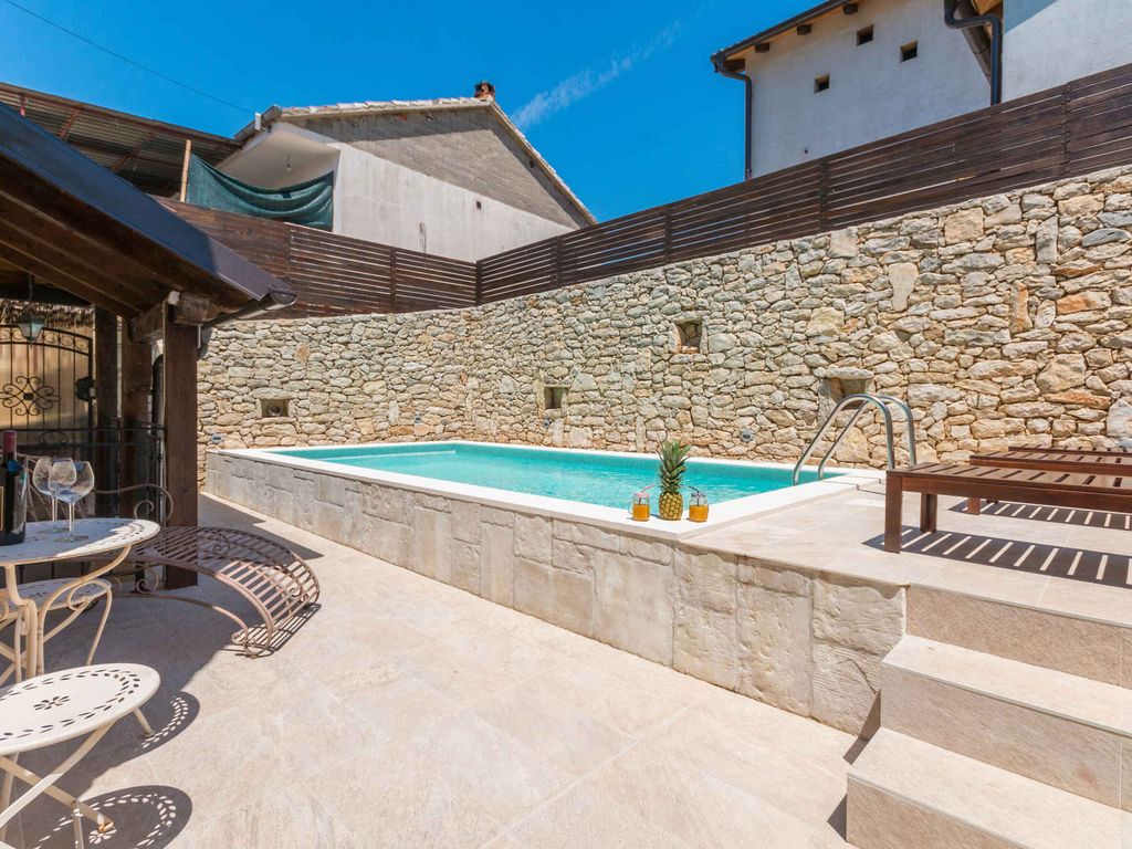 Ferienhaus mit Pool und Klimaanlage