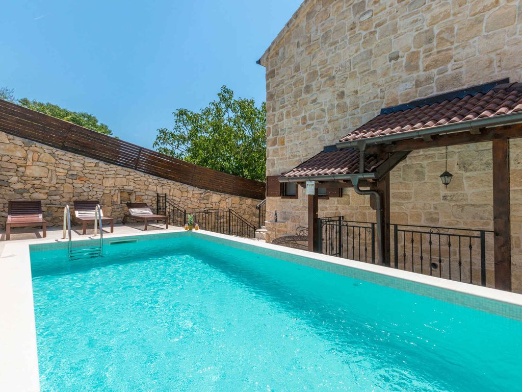 Ferienhaus mit Pool und Klimaanlage