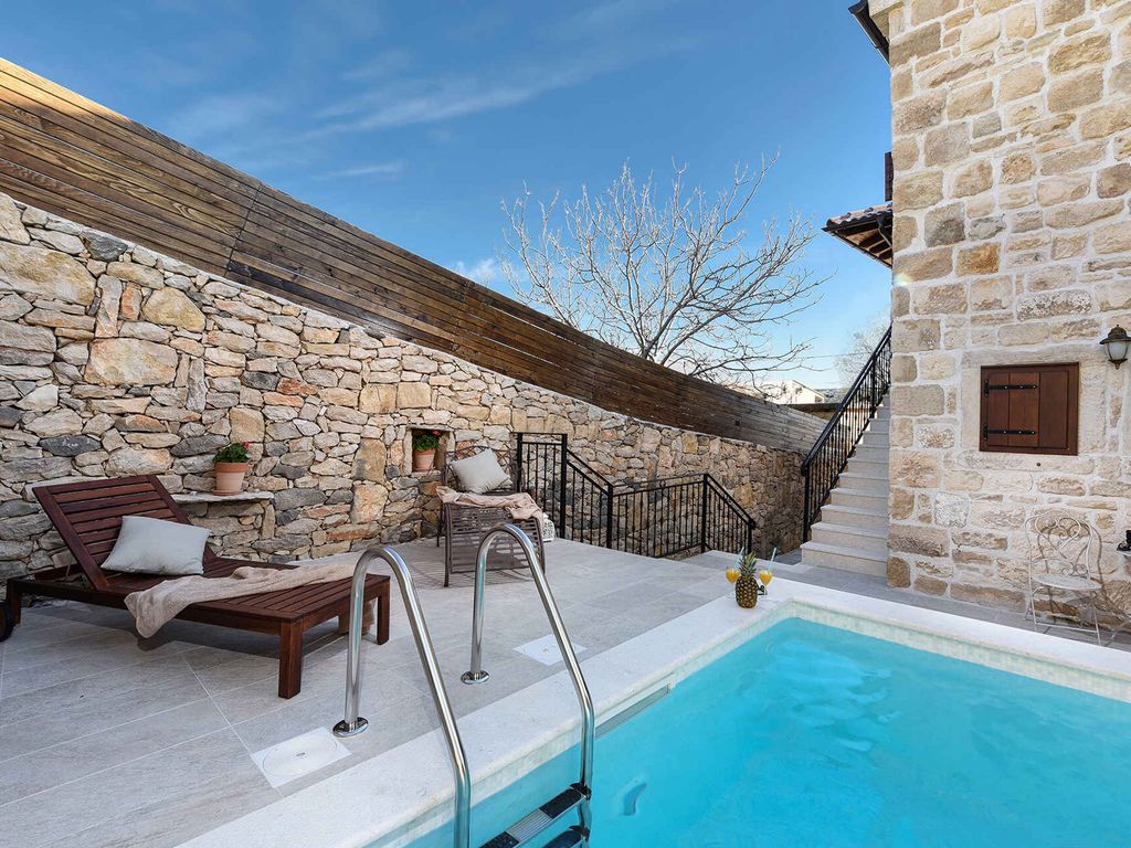Ferienhaus mit Pool und Klimaanlage