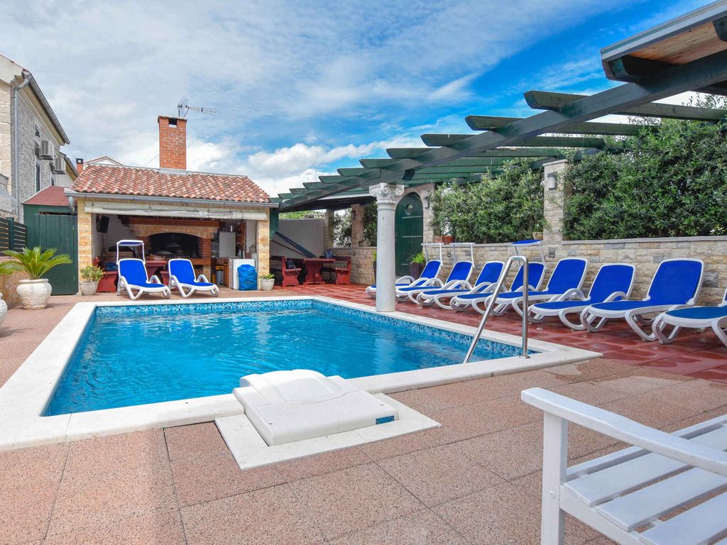 Ferienwohnung mit Pool und Klimaanlage