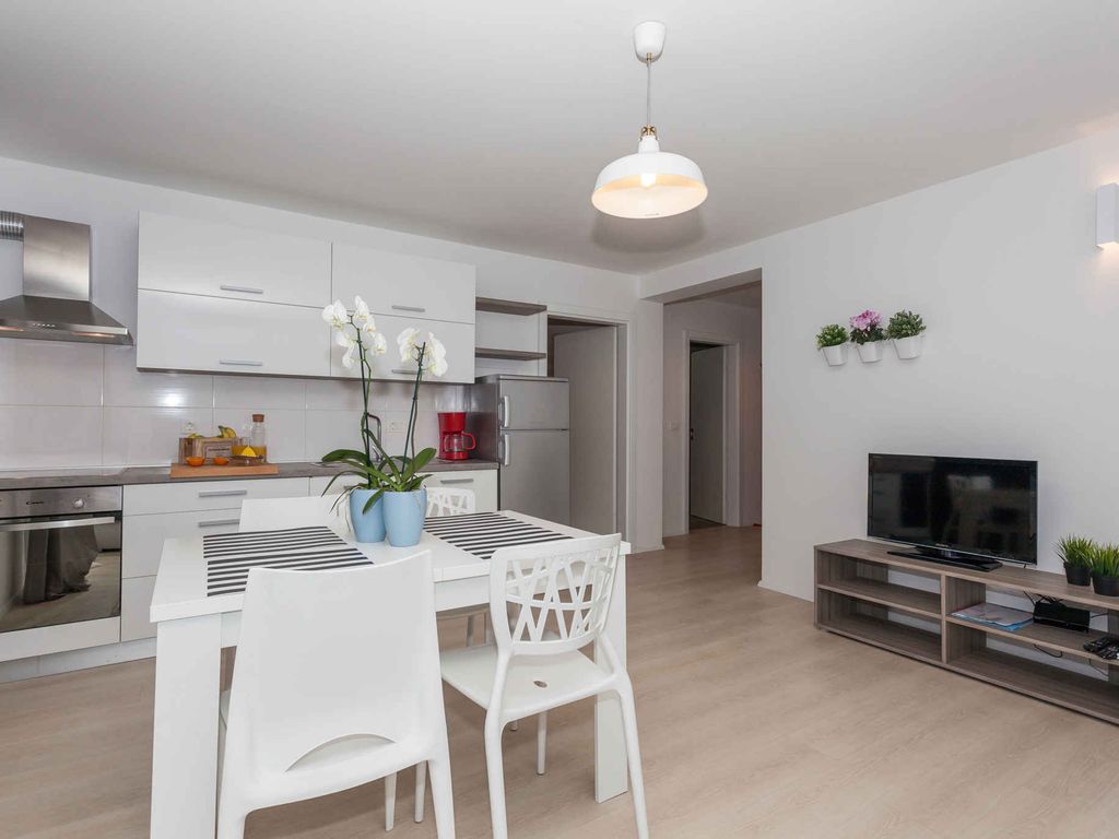 Ferienwohnung Familienfreundlich mit Klimaanlage, Grillmöglichkeit, Pool und Internet