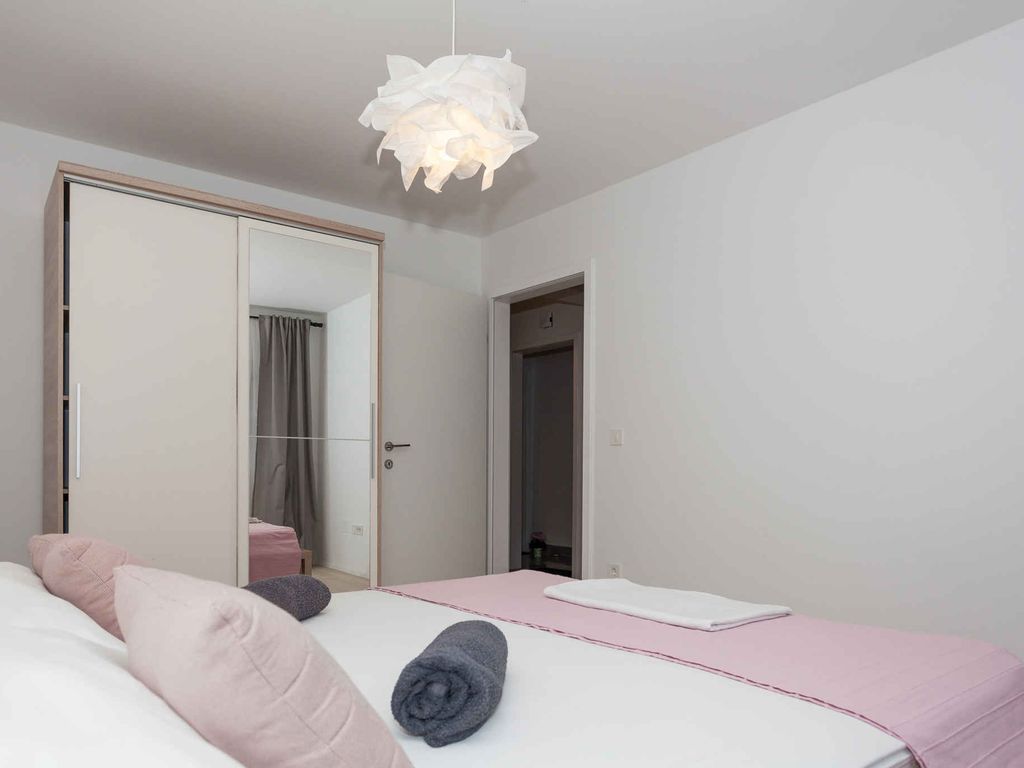 Ferienwohnung Familienfreundlich mit Klimaanlage, Grillmöglichkeit, Pool und Internet