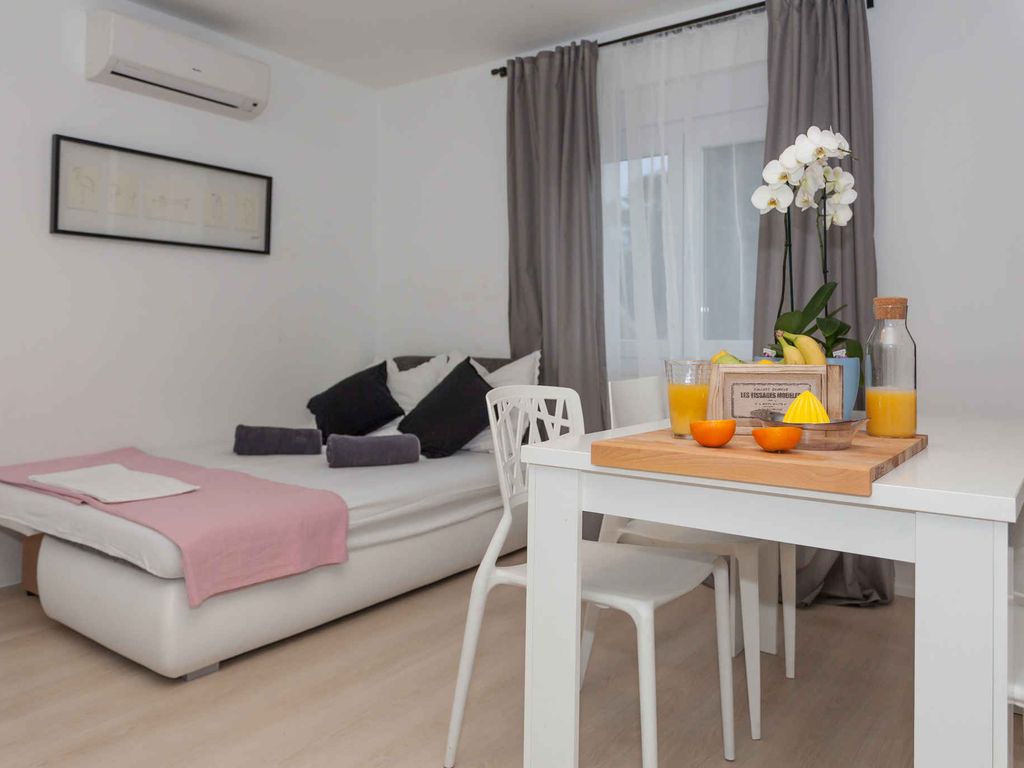 Ferienwohnung Familienfreundlich mit Klimaanlage, Grillmöglichkeit, Pool und Internet