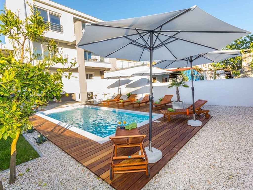 Ferienwohnung Familienfreundlich mit Klimaanlage, Grillmöglichkeit, Pool und Internet