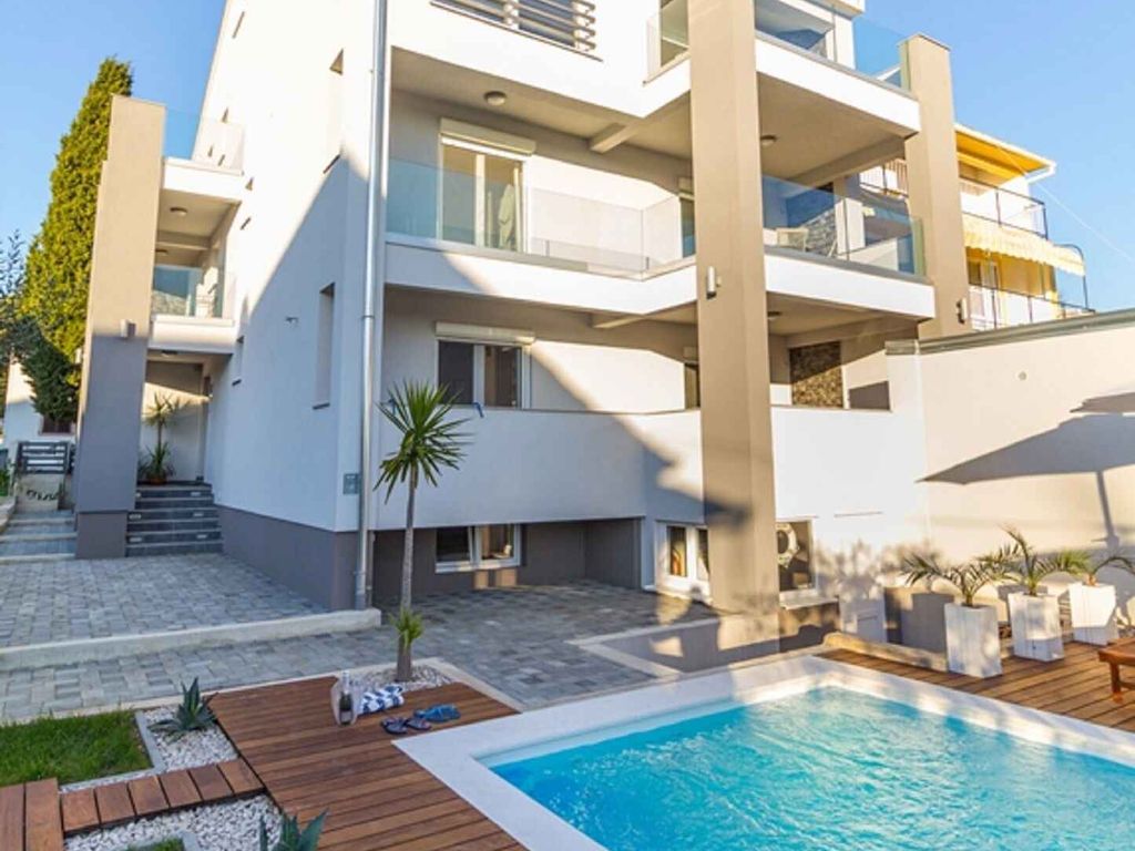 Ferienwohnung familienfreundlich mit Klimaanlage, Grillmöglichkeit, Pool und Parkplatz
