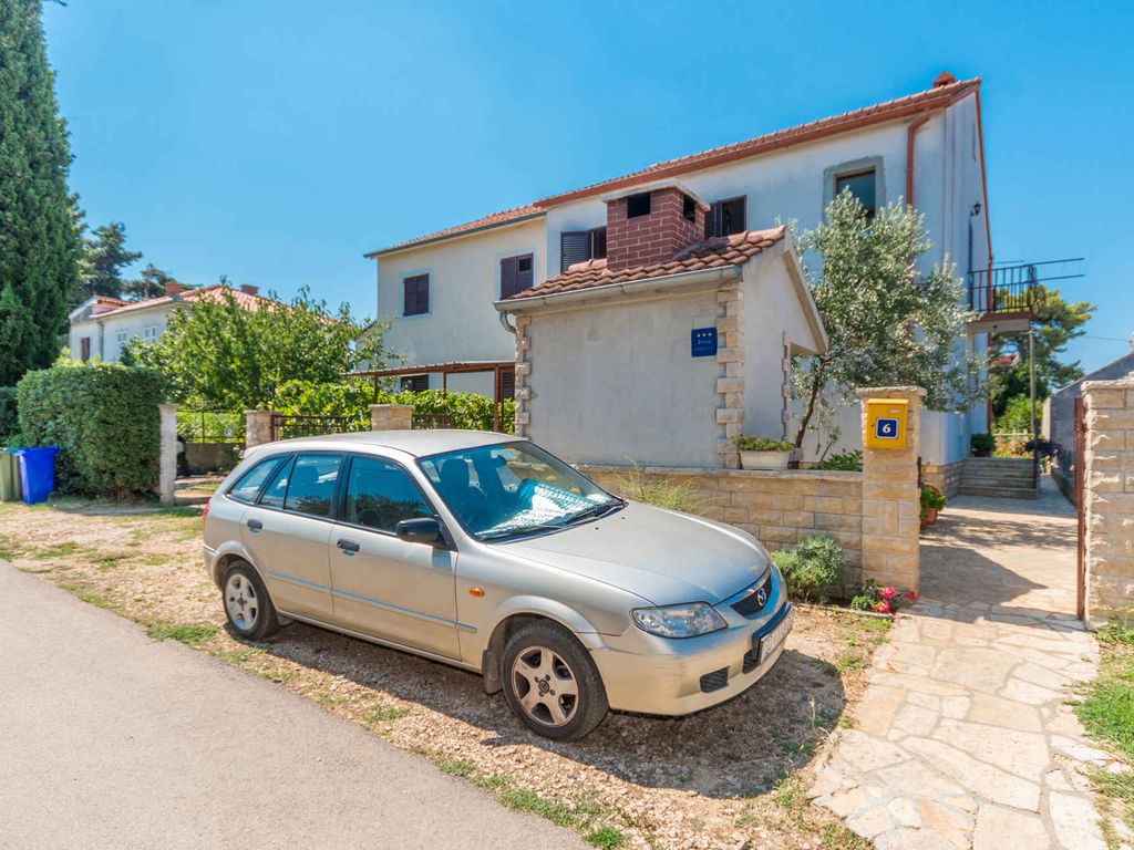Ferienwohnung Familienfreundlich mit Klimaanlage, Grillmöglichkeit und Internet