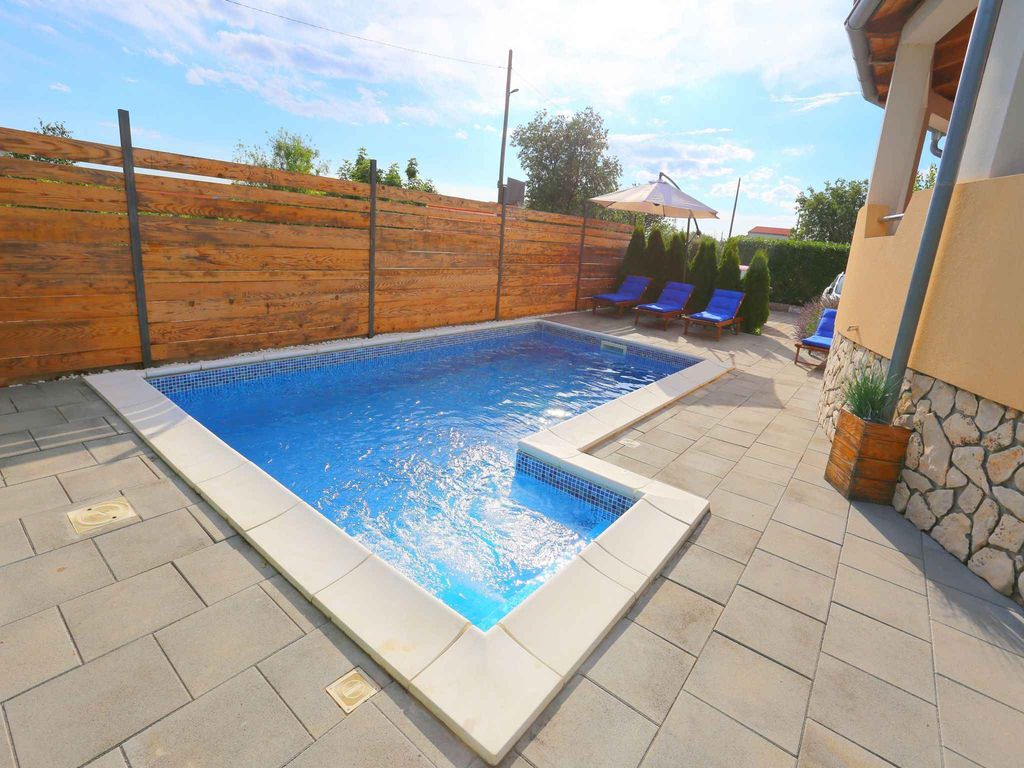 Ferienwohnung mit Klimaanlage, Balkon und Pool