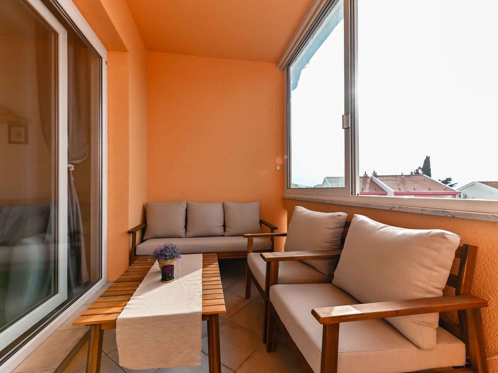 Ferienwohnung mit Balkon und teilweise Meerblick