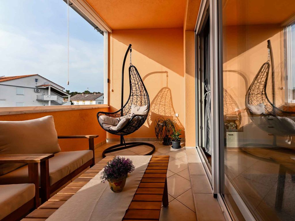 Ferienwohnung mit Balkon und teilweise Meerblick