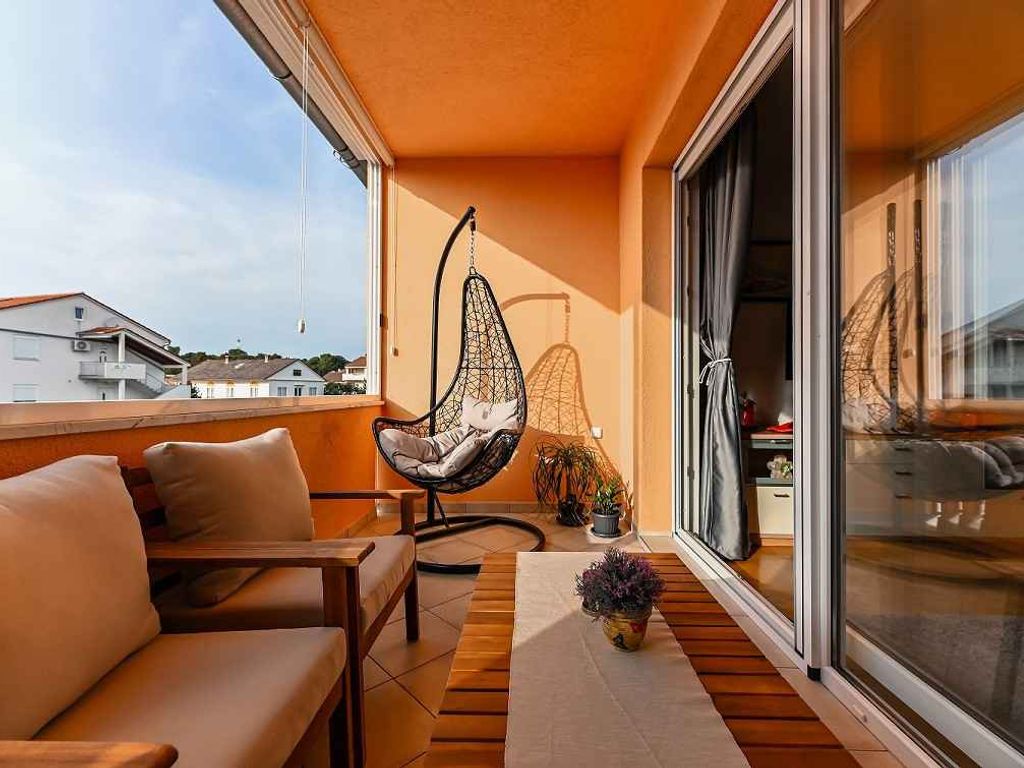 Ferienwohnung mit Balkon und teilweise Meerblick