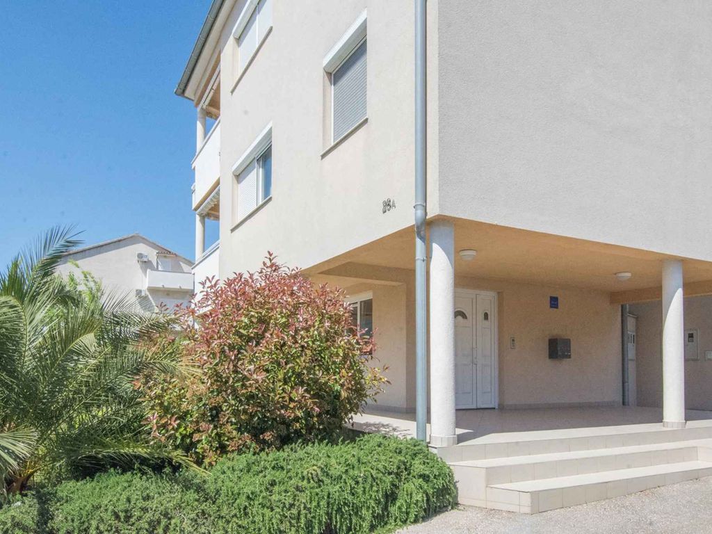 Ferienwohnung mit Balkon und teilweise Meerblick