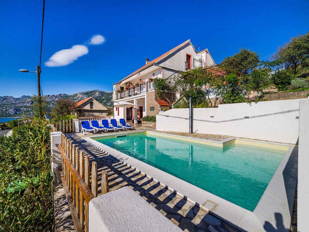 Ferienhaus mit Pool und Meerblick