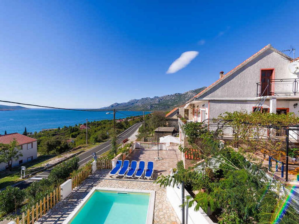 Ferienhaus mit Pool und Meerblick